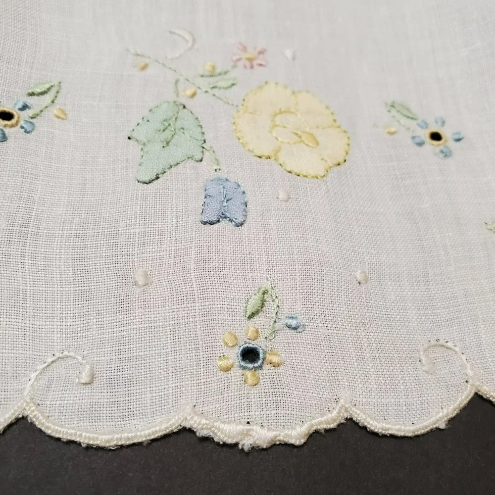 Vintage Embroidered Guest Towel, Fingertip, Embroidery, Applique ,Floral, Linens